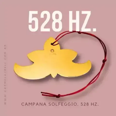 Campana de color dorado con diseño floral y cuerda roja, etiquetada 