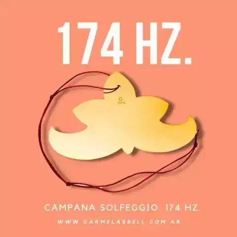 Campana Solfeggio dorada, en forma de flor; cuerda roja. 174 Hz. Texto: Campana Solfeggio 174 Hz. Sitio web. Fondo coral.