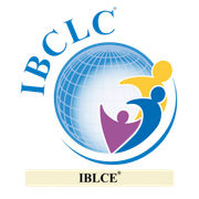 IBCLC-Logo: Globus mit drei stilisierten Figuren in Blau, Gelb und Lila. Darunter der Text „IBLCE“.