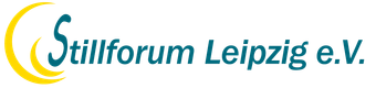 Logo des Stillforums Leipzig e.V., mit einem Halbmondmotiv und türkisfarbenem Text.