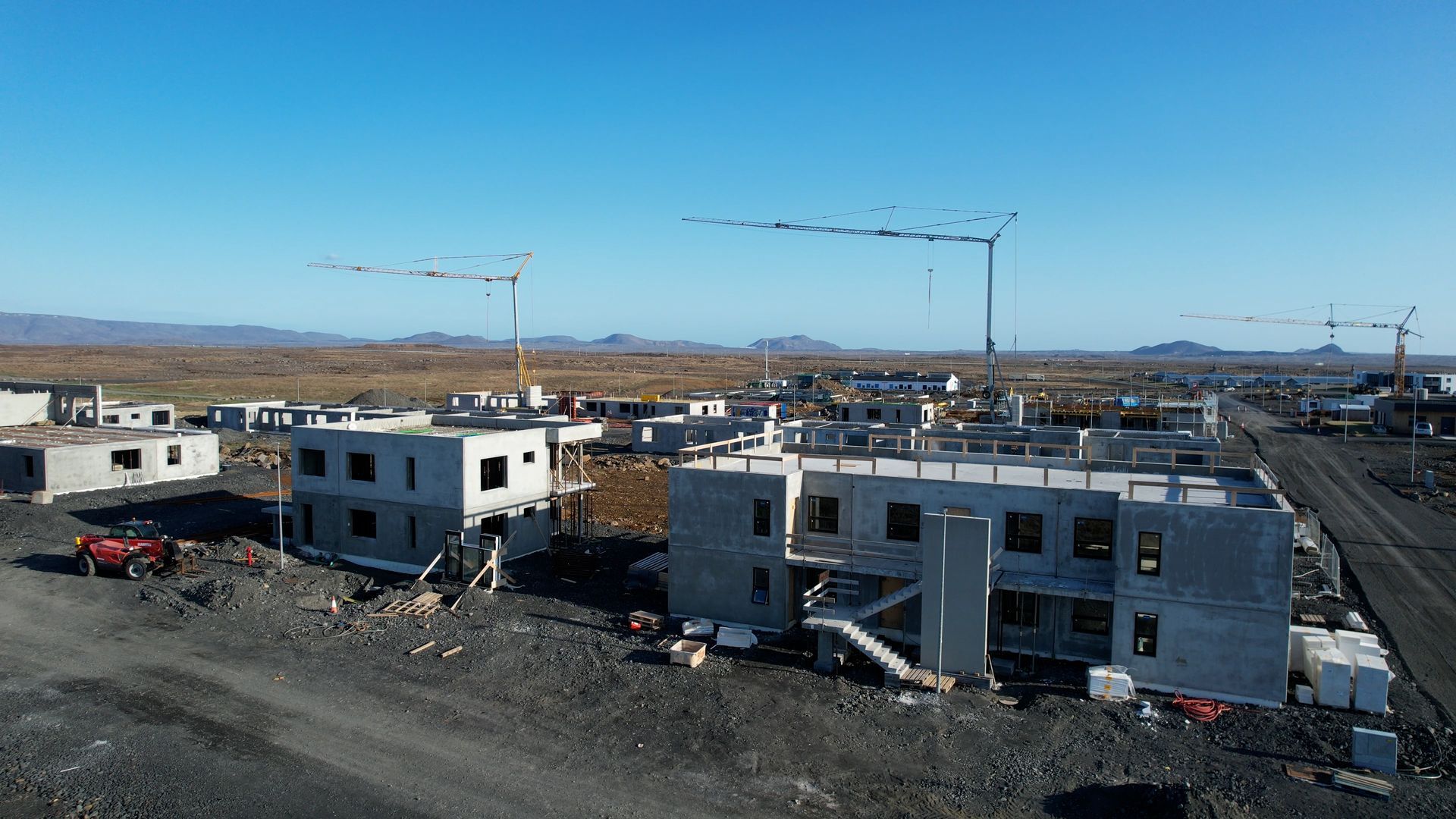 Fyrstu íbúðir fokheldar við Brekadal