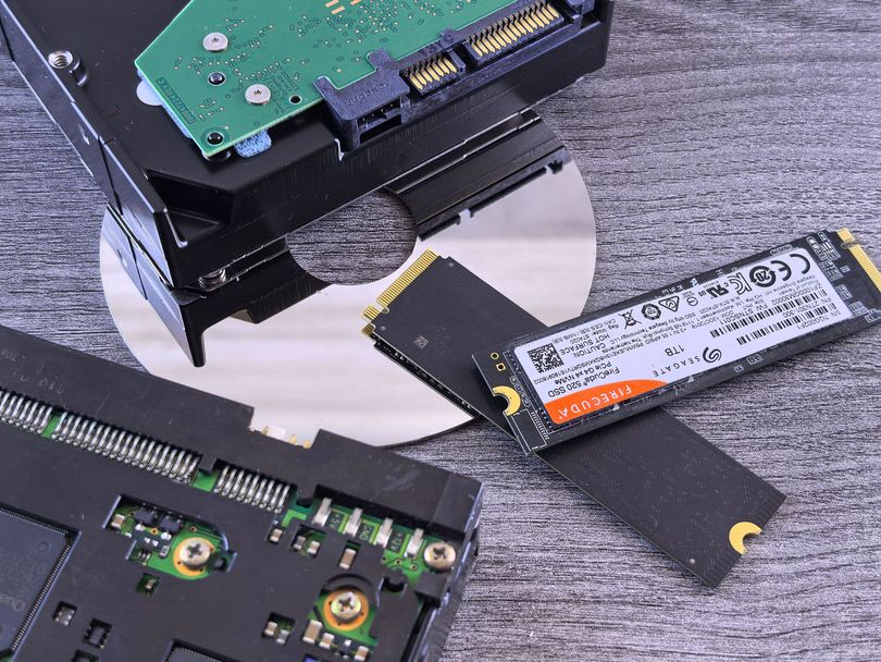 Hard disk e SSD su banco tecnico da laboratorio