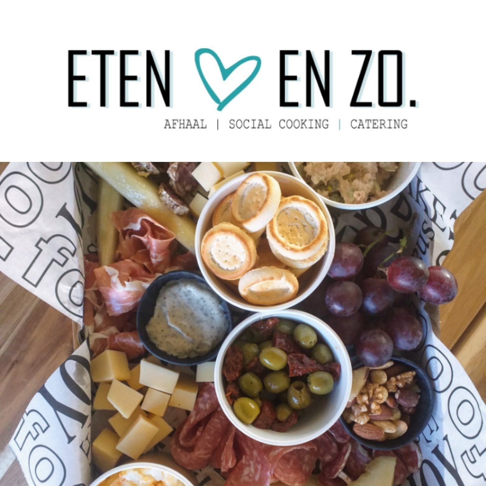 Een charcuterieplank met kaas, vleeswaren, fruit, noten, olijven en brood, voorzien van het ETEN EN ZO-logo.