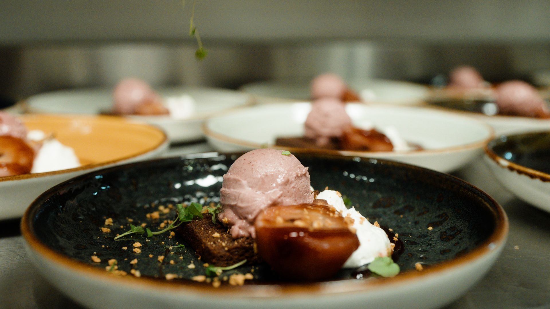 Brownie, chocolademousse, kersenijs van Ijsboerderij de Steenoven uit Hummelo.