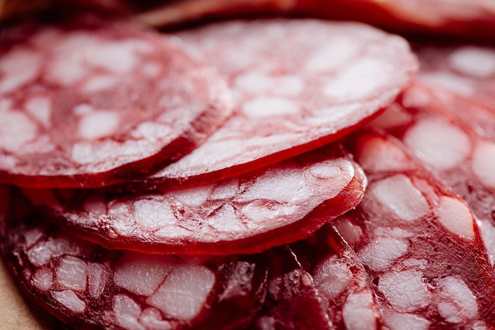 Rebanadas de salami con marmoleado de grasa blanca, vista de cerca.