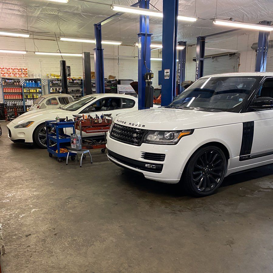 Luxury Range Rover Vehicles Inside Clean Auto Workshop | EurWerks