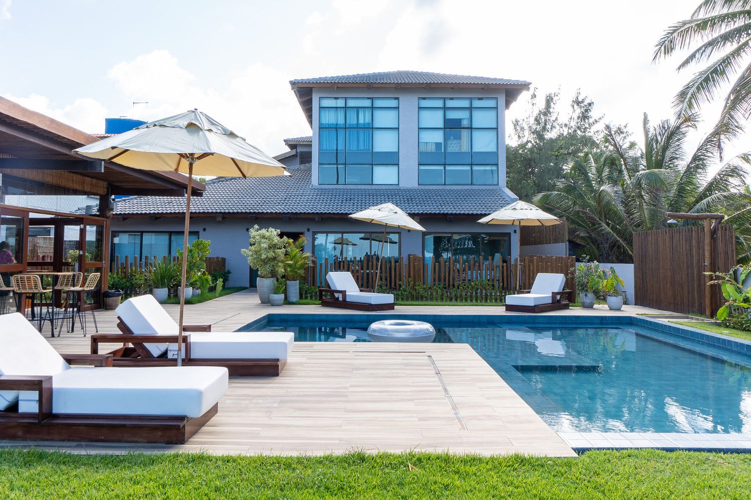 Há uma grande piscina no quintal de uma casa.