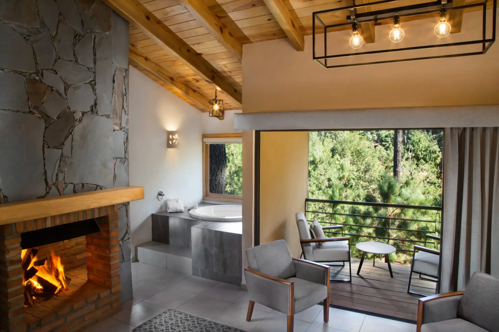 Una sala de estar con chimenea, sillas y bañera de hidromasaje.