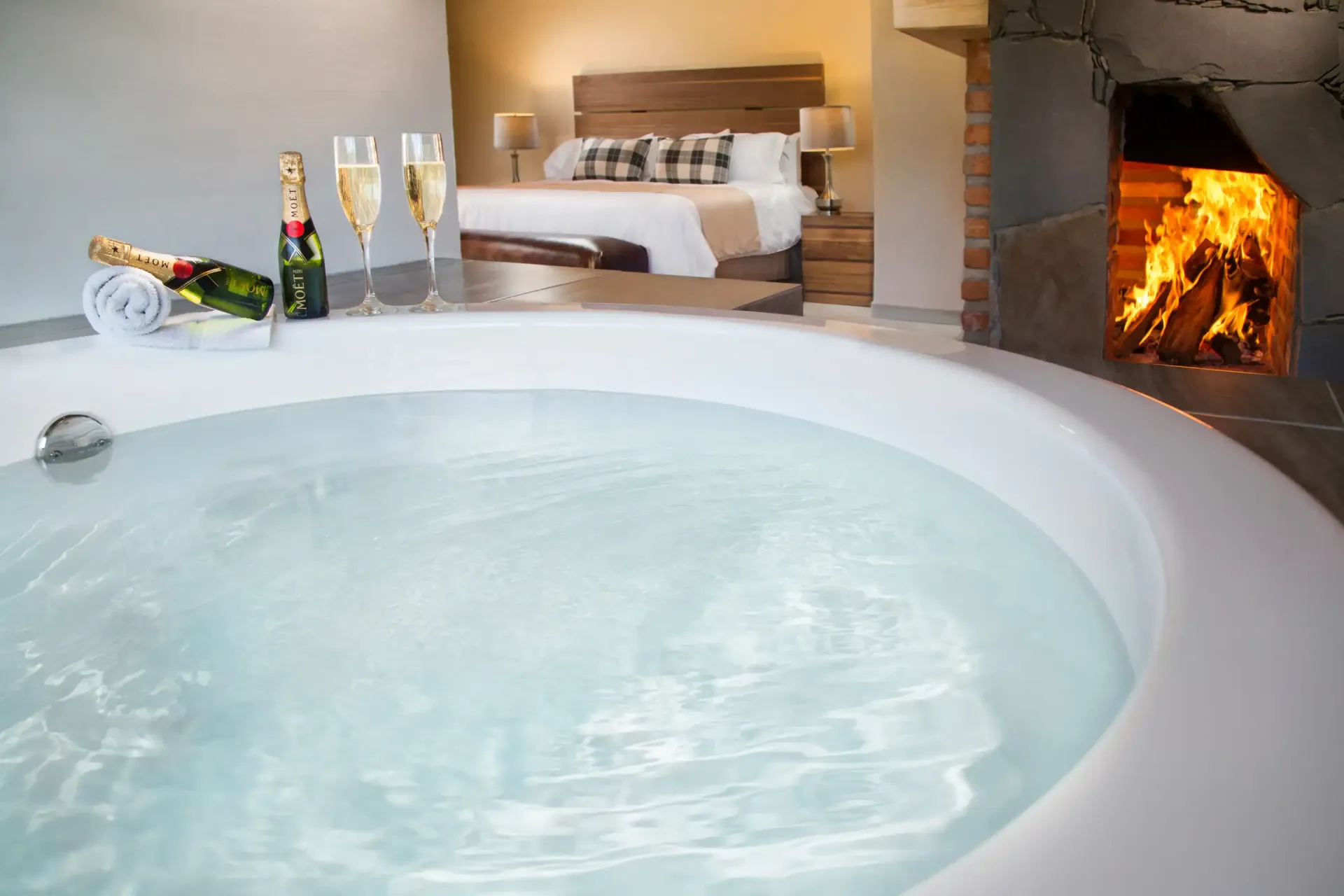 Una habitación de hotel con jacuzzi y chimenea.