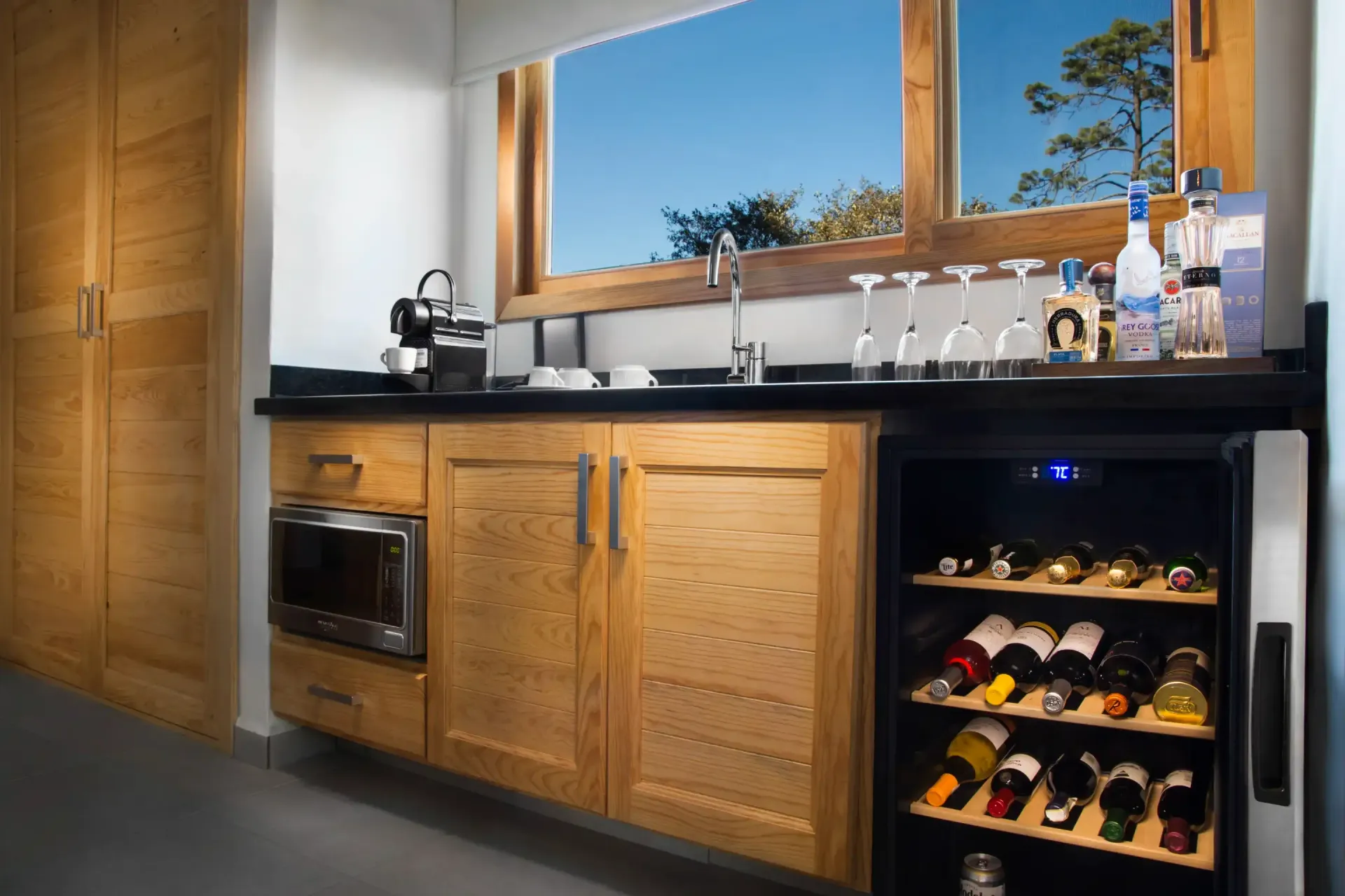 Una cocina con gabinetes de madera y un enfriador de vinos.