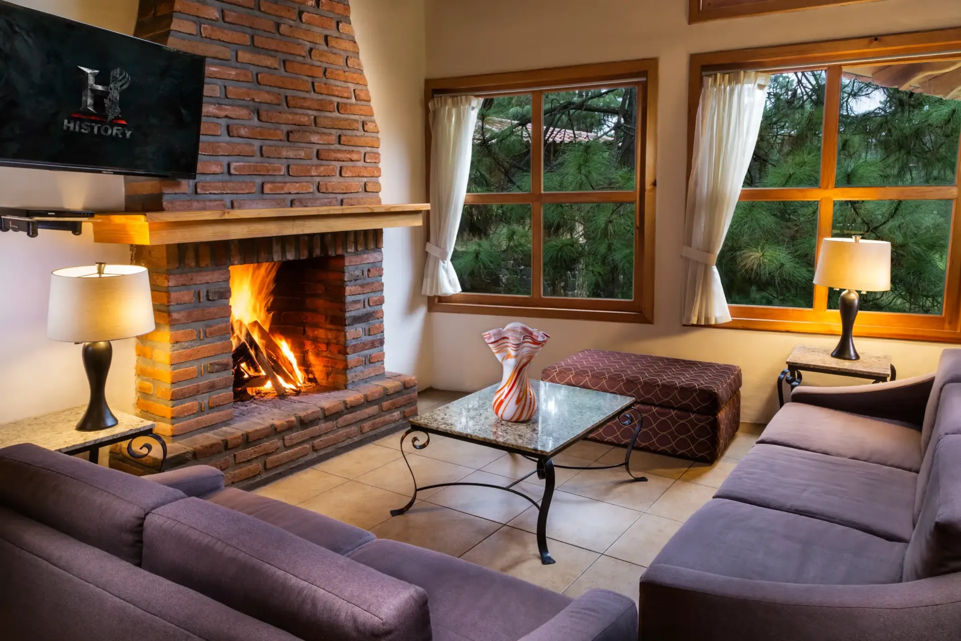 Una sala de estar con chimenea y un sofá.