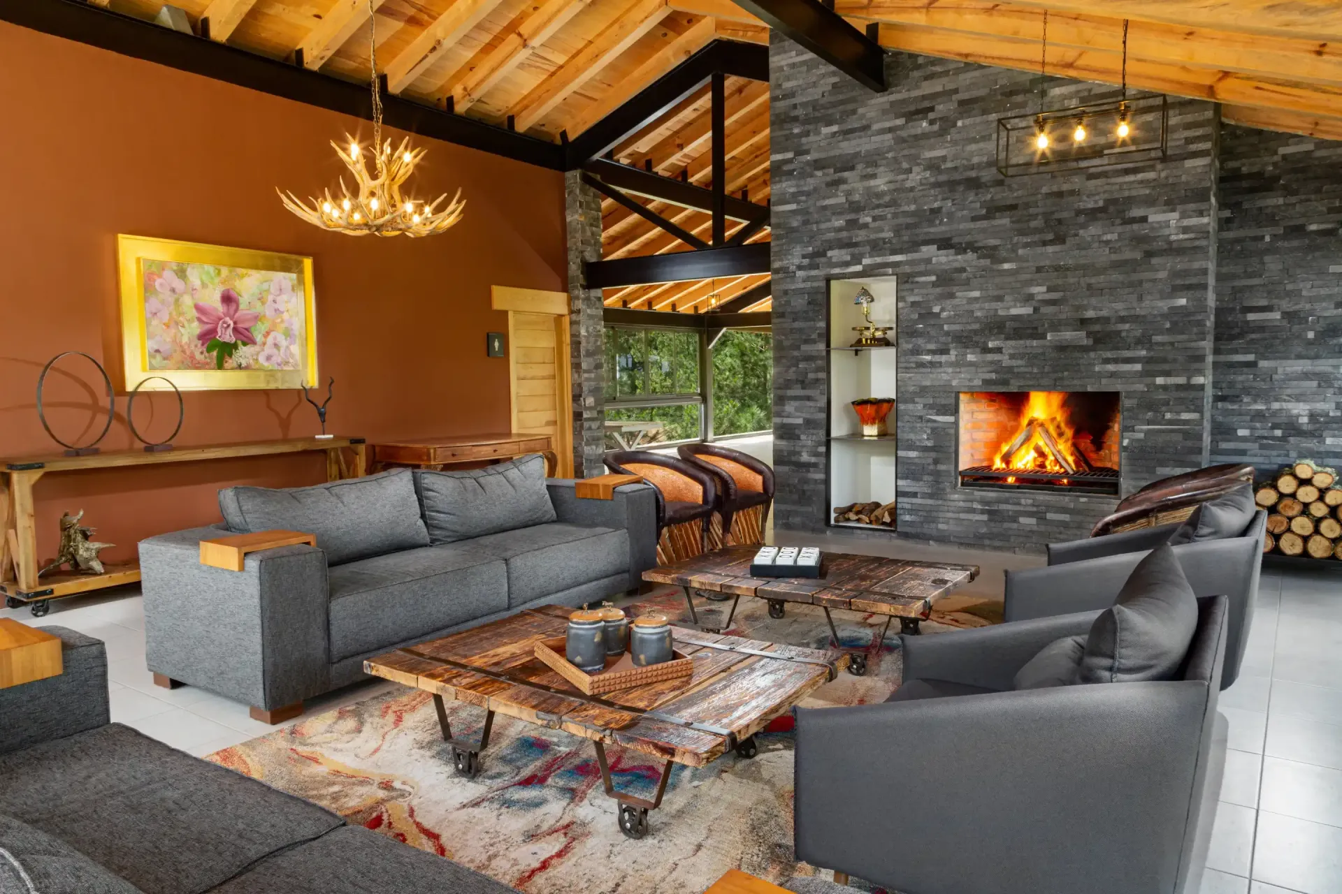 Una sala de estar con sofá, sillas, mesa de café y chimenea.