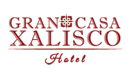 El logotipo del hotel Gran Casa Xalisco es rojo y blanco.