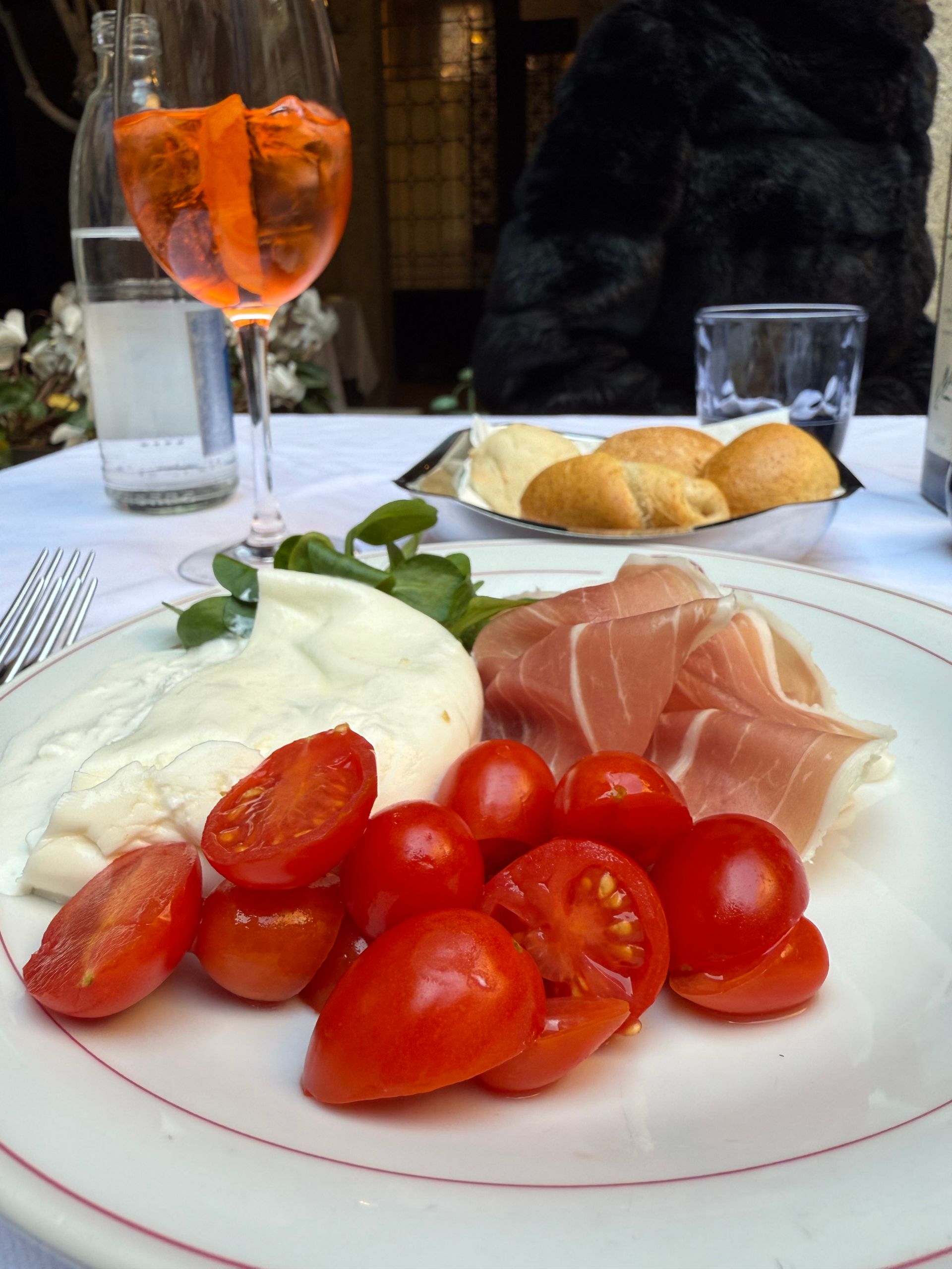 Un ristorante con tavoli e sedie e pavimento a scacchi.