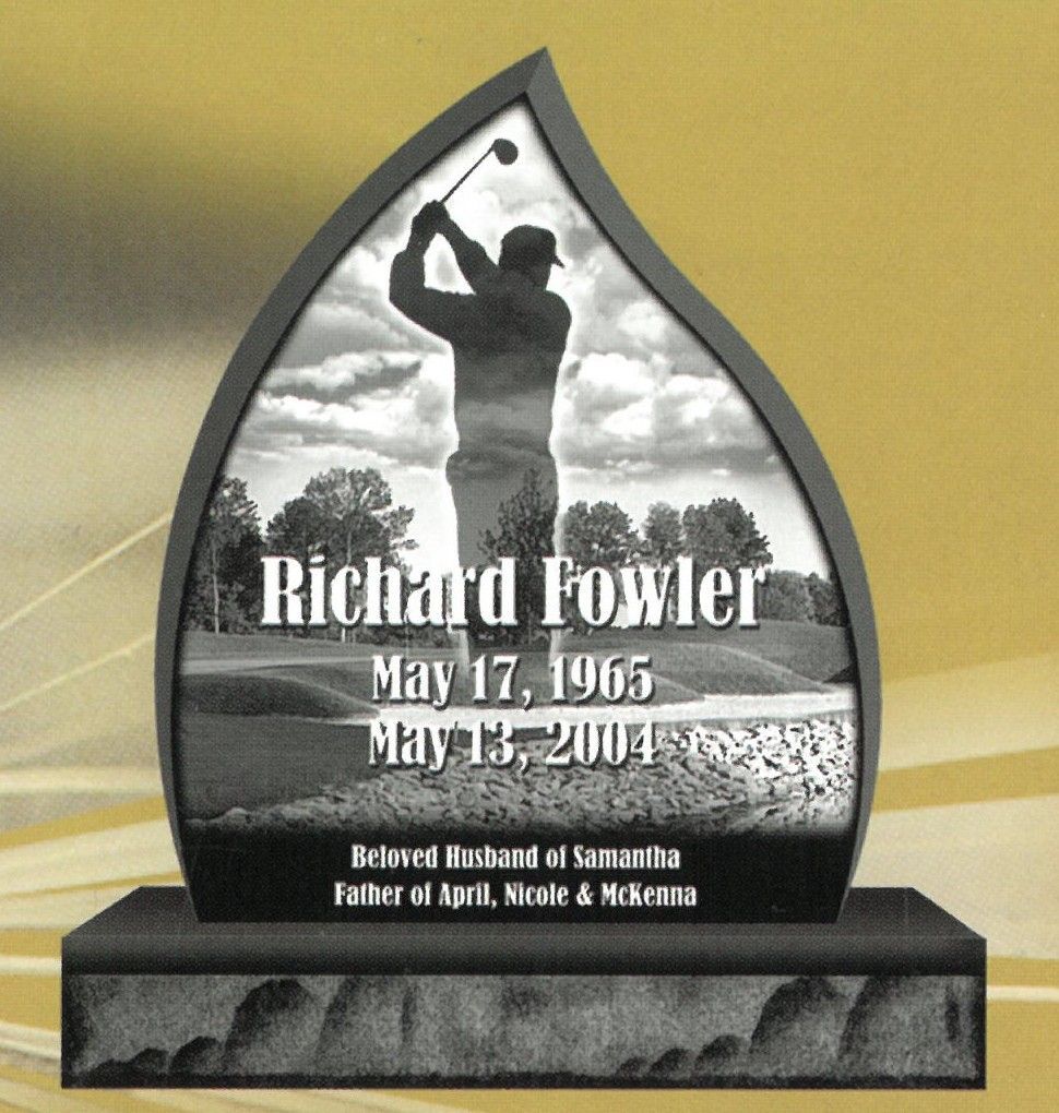 Black memorial plaque with golfer silhouette and inscription for Richard Fowler, May 17, 1905–May 13, 2004.