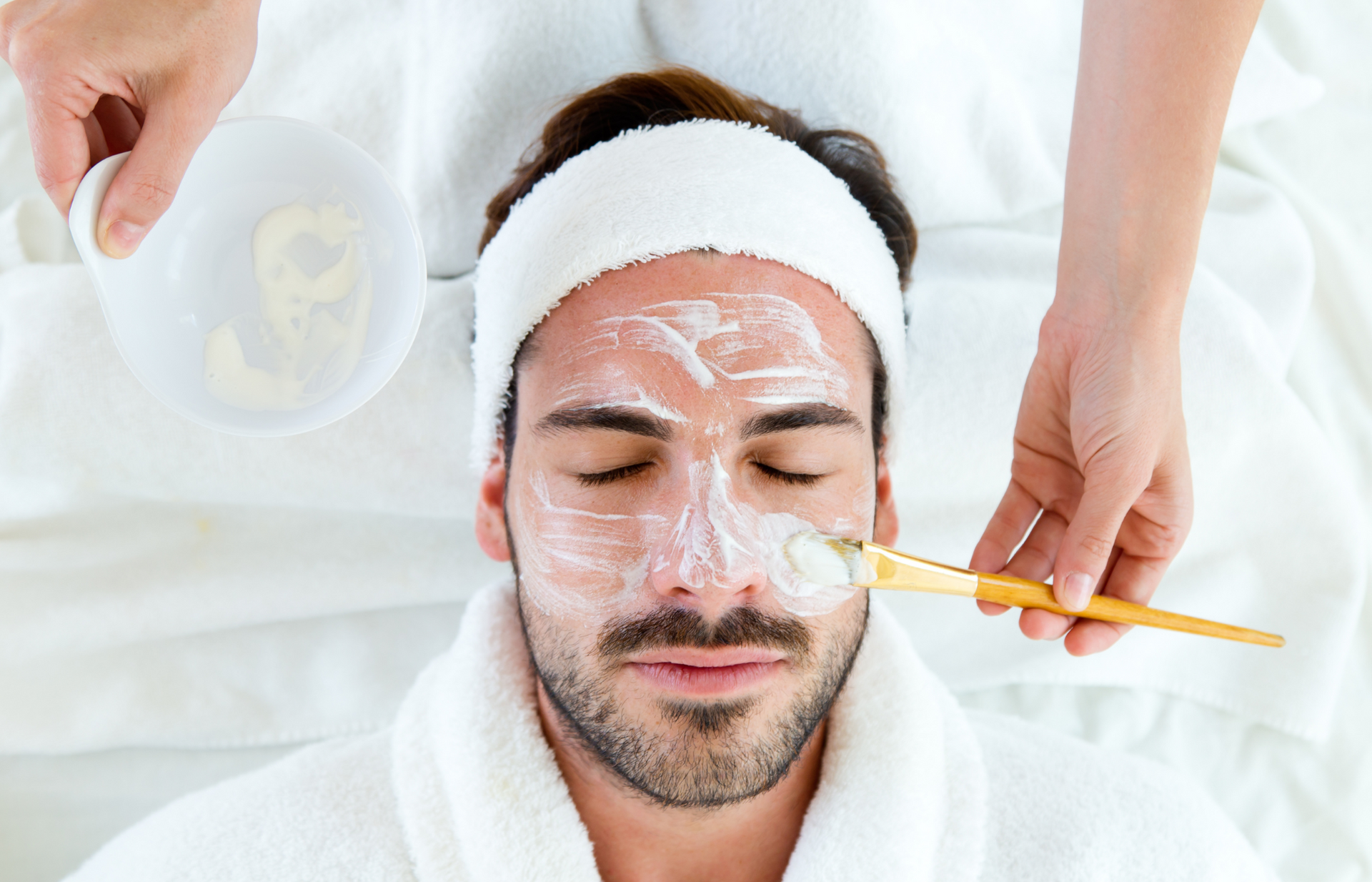 Ein Mann bekommt in einem Spa eine Gesichtsbehandlung.