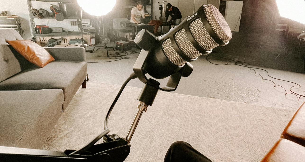 Mic on a stand in a cozy living room with a couch and lamp in the background