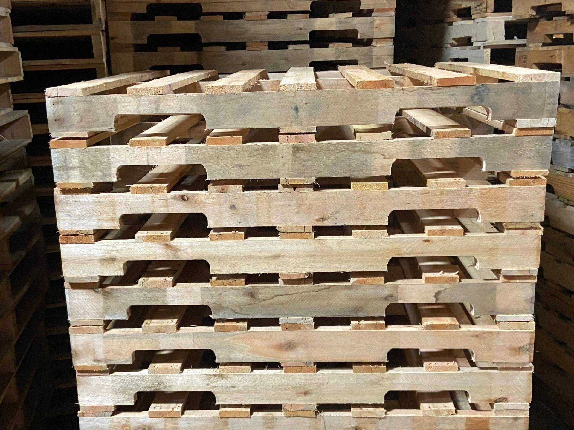 single stack of 4 way stringer pallets