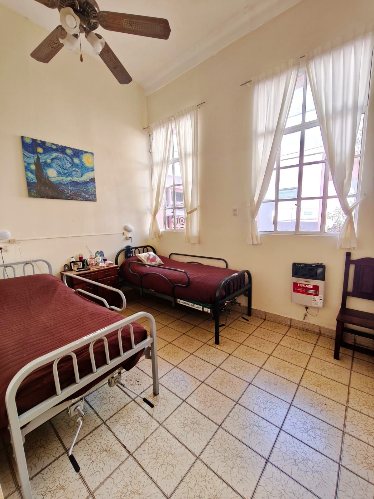 Habitación de la residencia geriátrica, luminosa y accesible