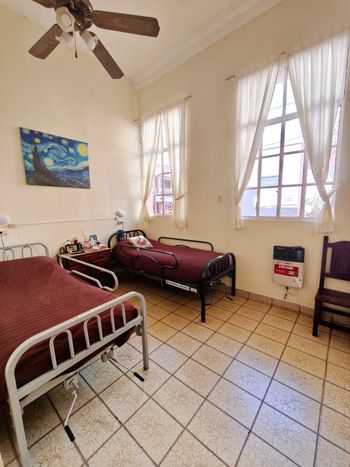 Habitación individual con baño privado en residencia geriátrica