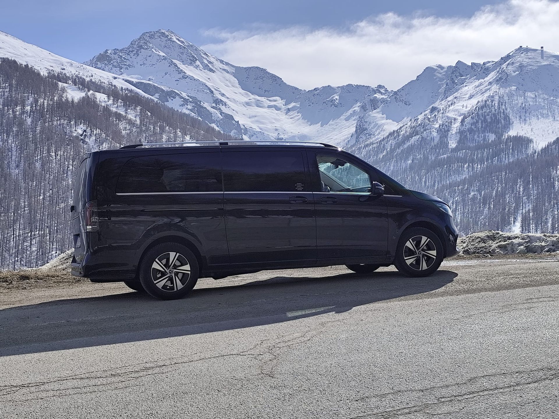 Mercedes NCC fotografata in località montana per transfer verso mete sciistiche