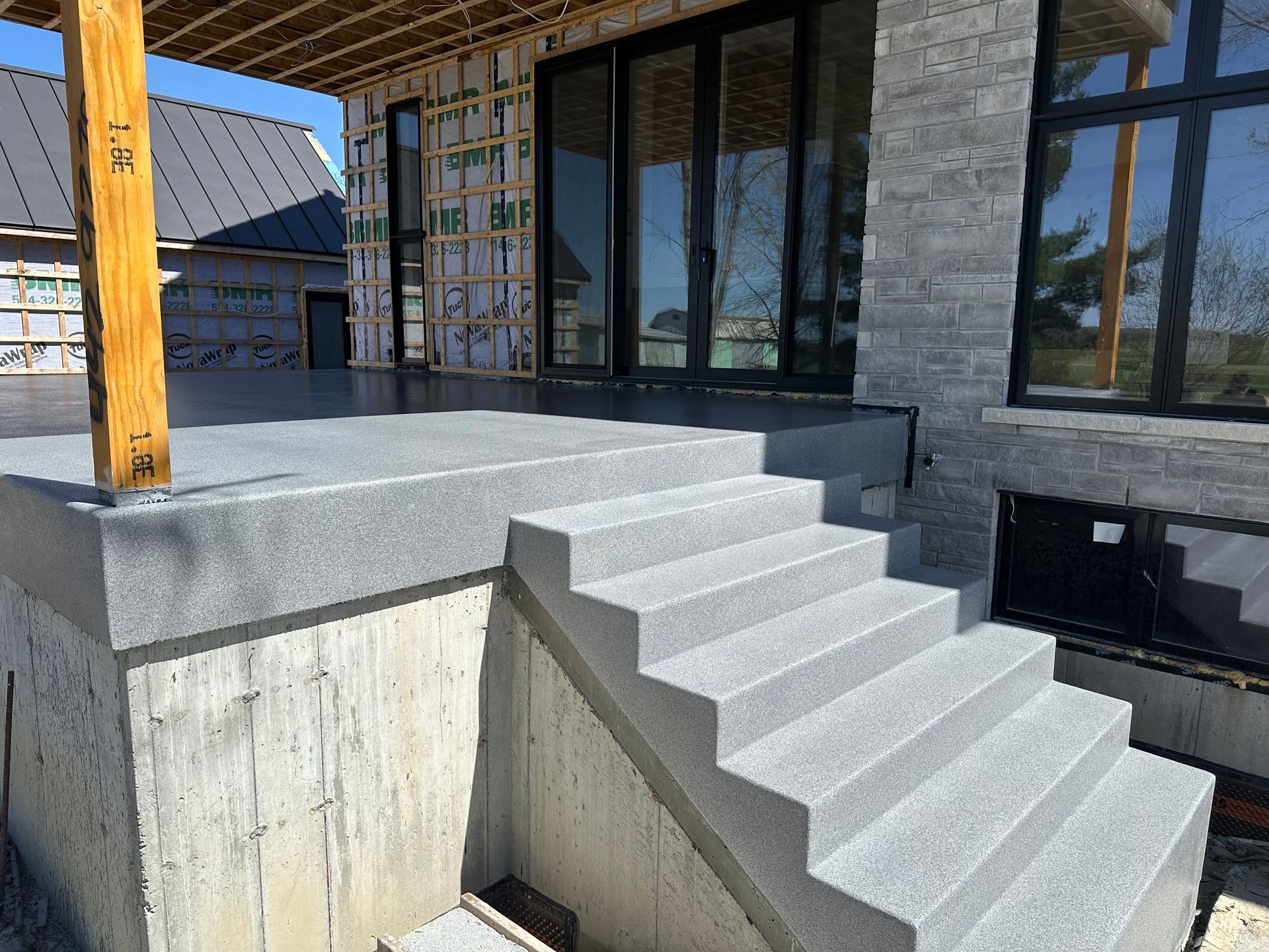 Une maison en construction avec des escaliers qui y mènent.