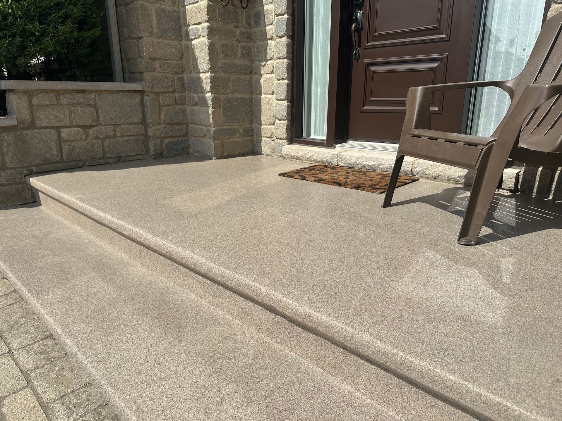 Une chaise est posée sur un porche à côté d'une porte.