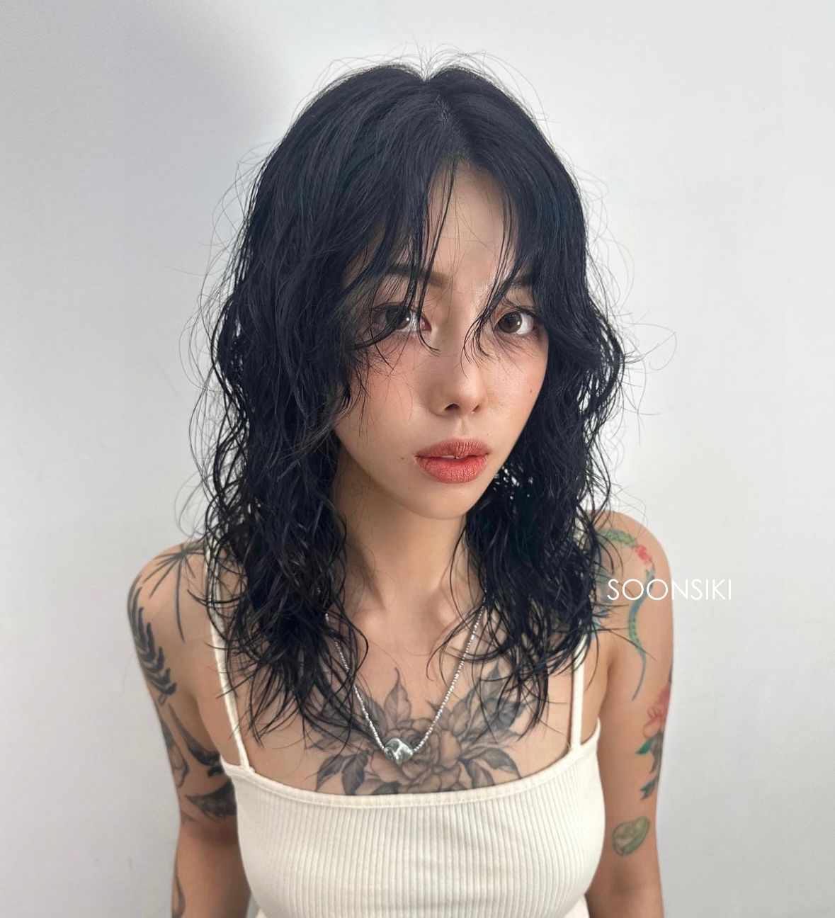 Black wavy hair from a wave perm at Soonsiki Moment Hongdae, Seoul