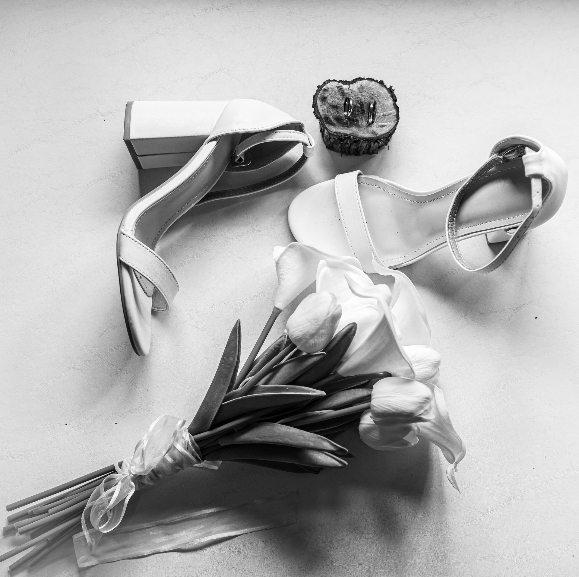 Sandalias, tulipanes y un pequeño porta anillos de madera.
