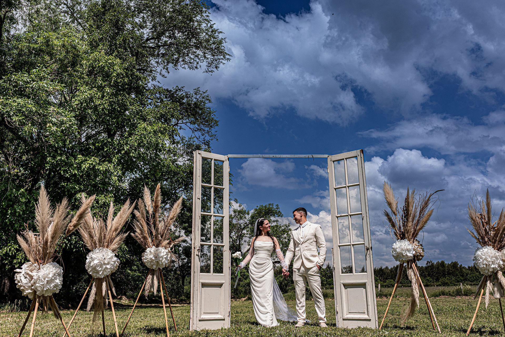 Una pareja con traje de boda se encuentra entre puertas reutilizadas