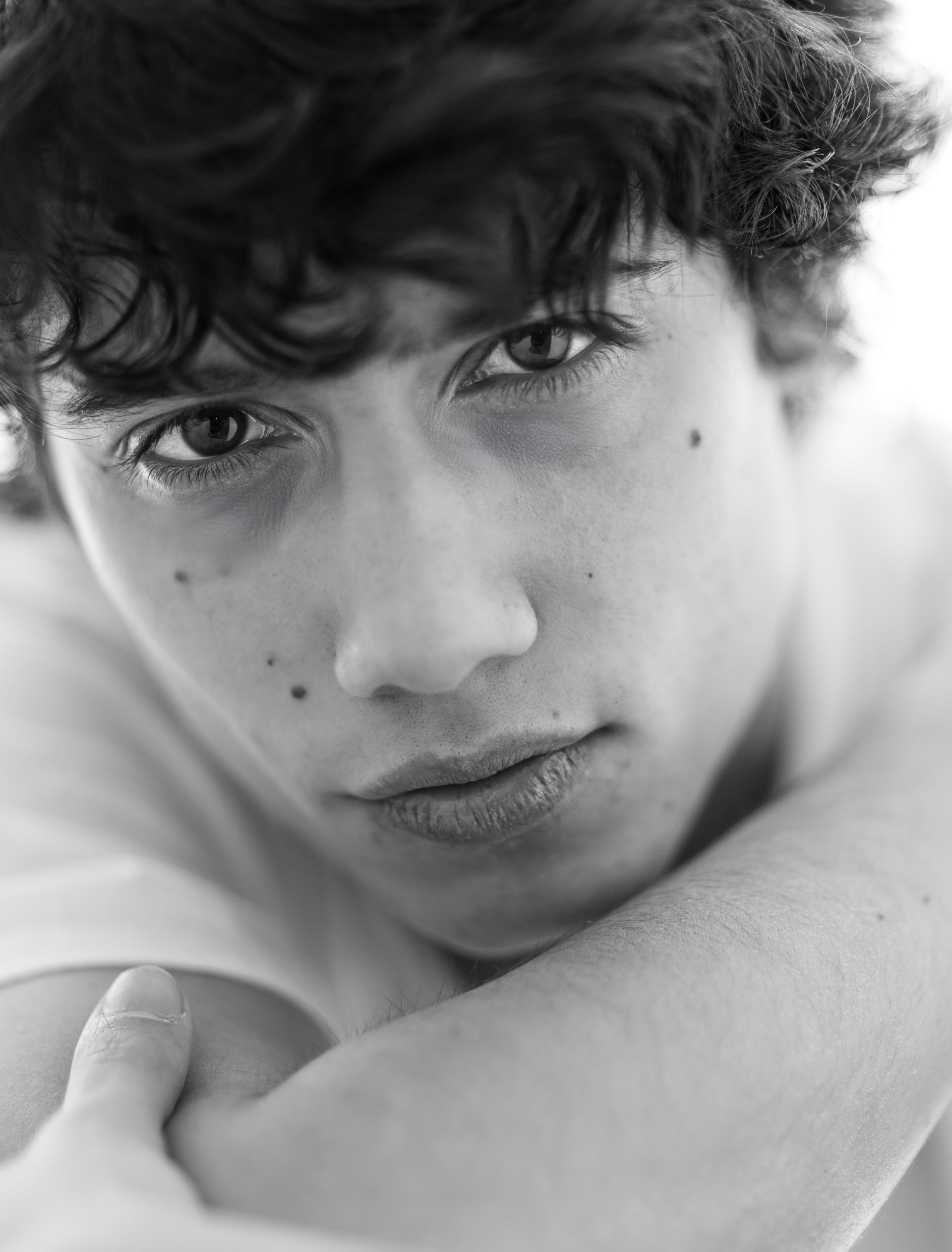Retrato en primer plano de una persona con cabello rizado