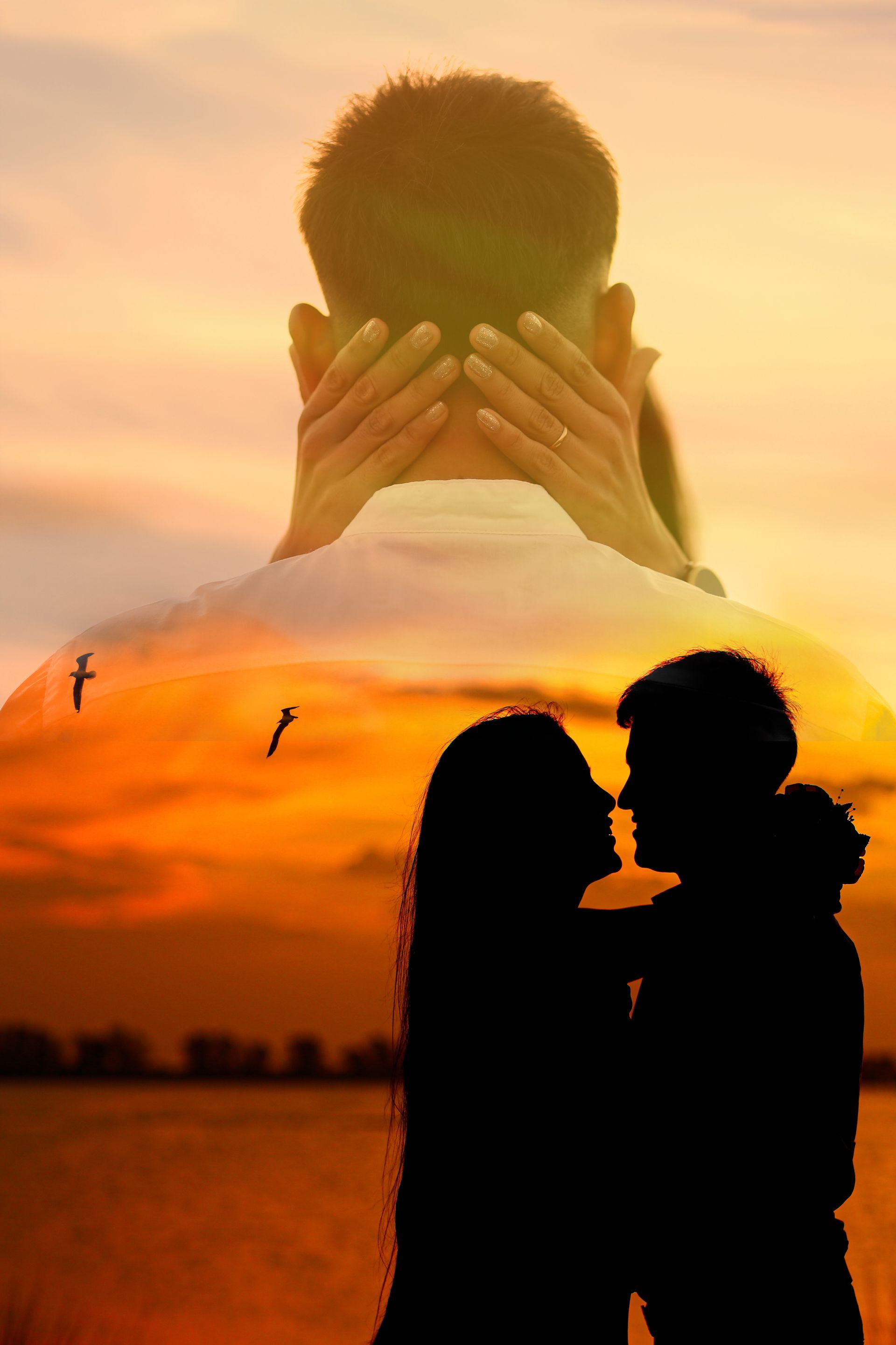 Silueta de una pareja besándose al atardecer. Otra persona se tapa la cara con las manos. Pájaros volando sobre el agua.