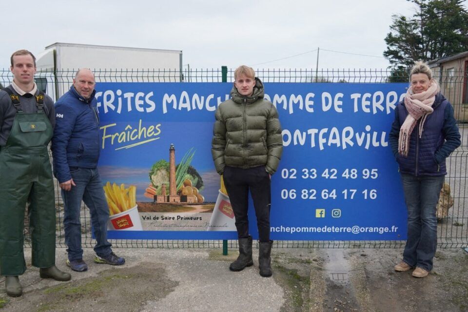 Quatre personnes debout devant un panneau bleu annonçant des frites fraîches à Montfarvill, en France.