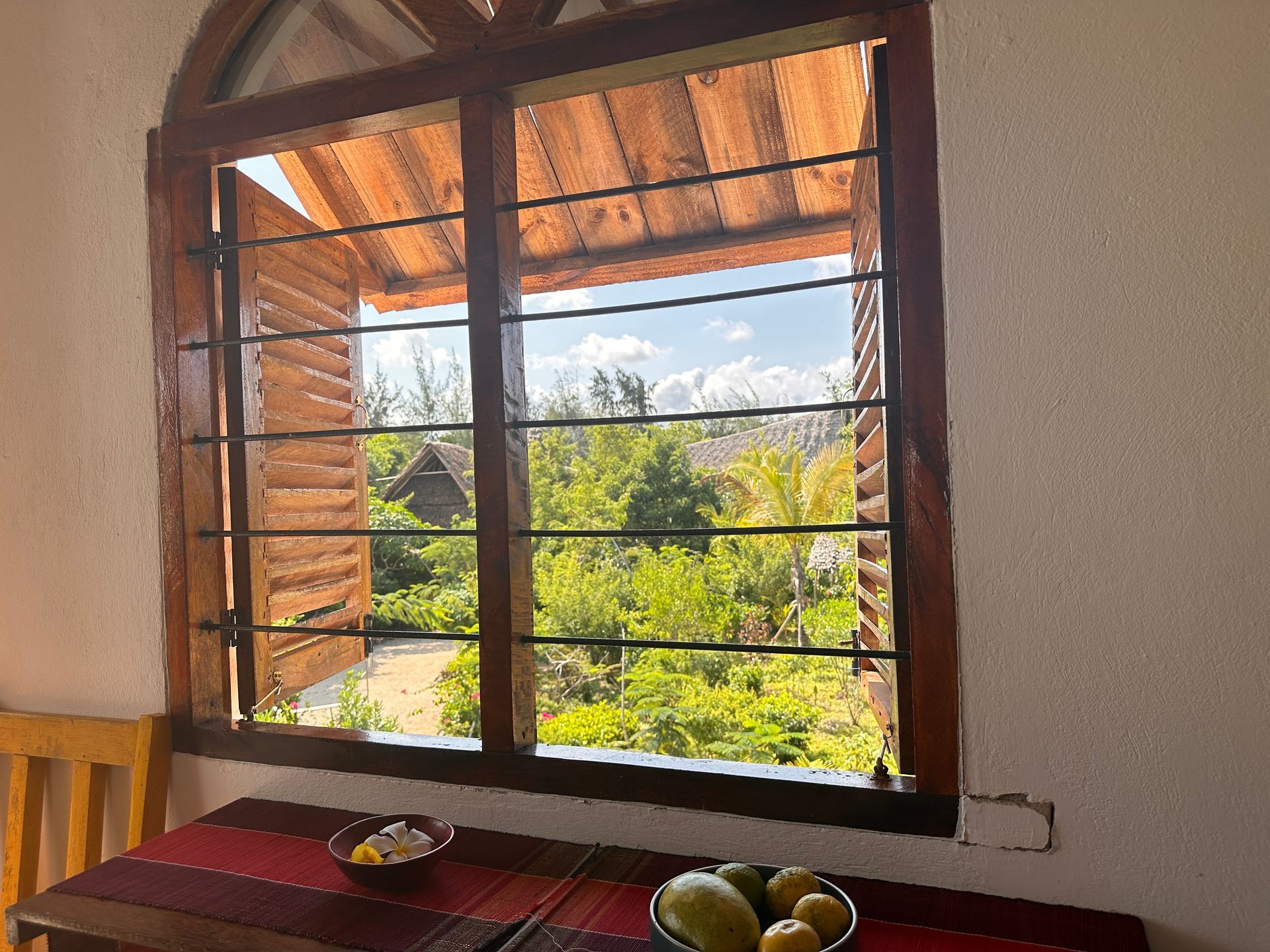 Bedroom for 2 persons, double bed, balcony with tropical garden view, ceiling fan