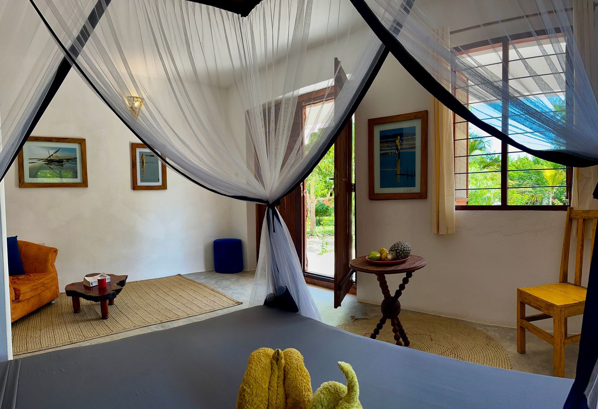 Bedroom for 2 persons, double bed, terrace with tropical garden view, ceiling fan