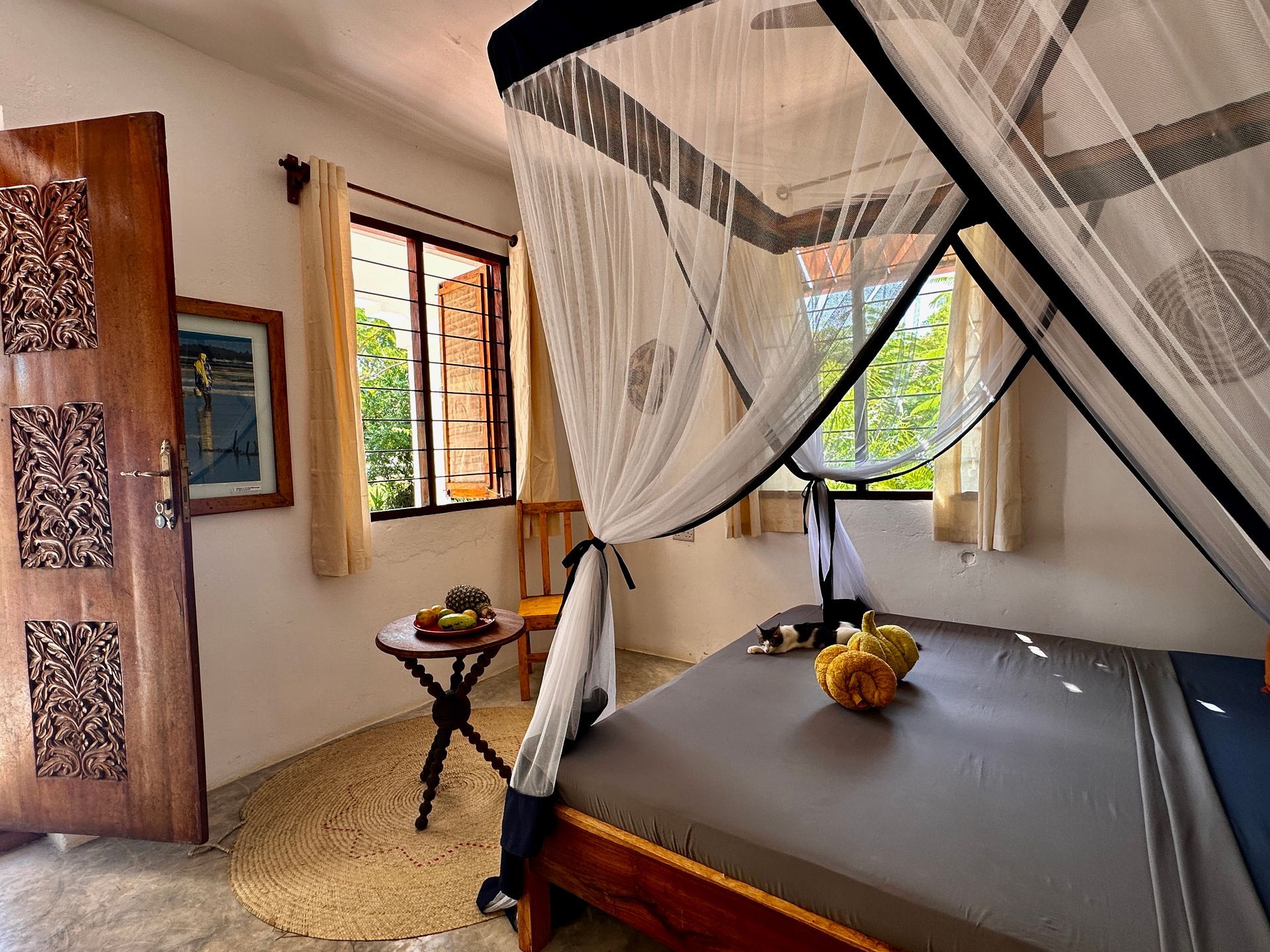 Bedroom for 2 persons, double bed, terrace with tropical garden view, ceiling fan