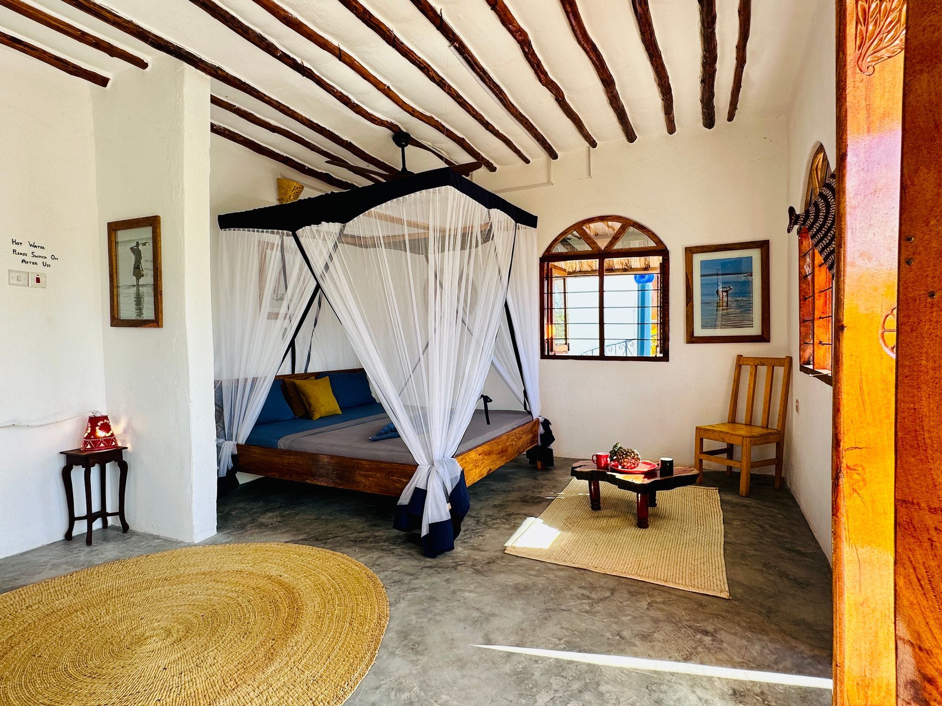 Bedroom for 2 persons, double bed, balcony with tropical garden view, ceiling fan