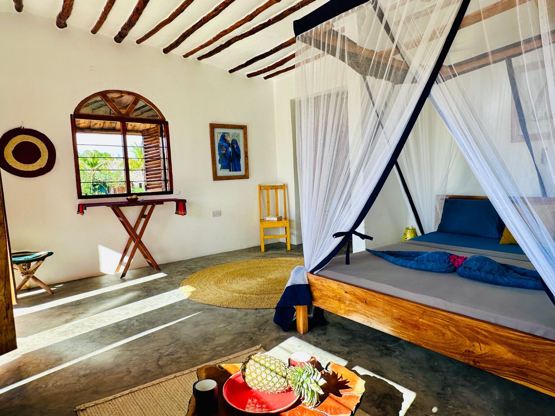 Bedroom for 2 persons, double bed, balcony with tropical garden view, ceiling fan
