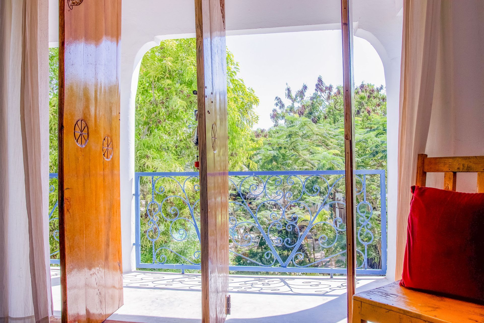 Bedroom for 2 persons, double bed, balcony with tropical garden view, ceiling fan