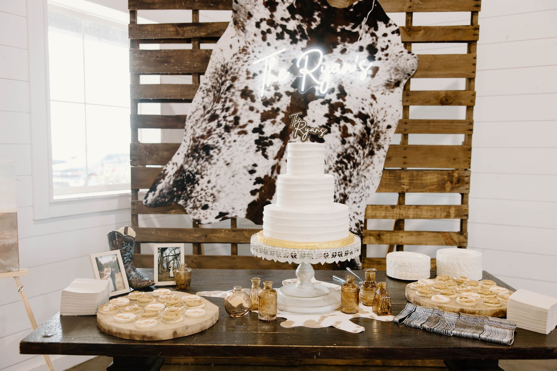 rustic western wedding cake table