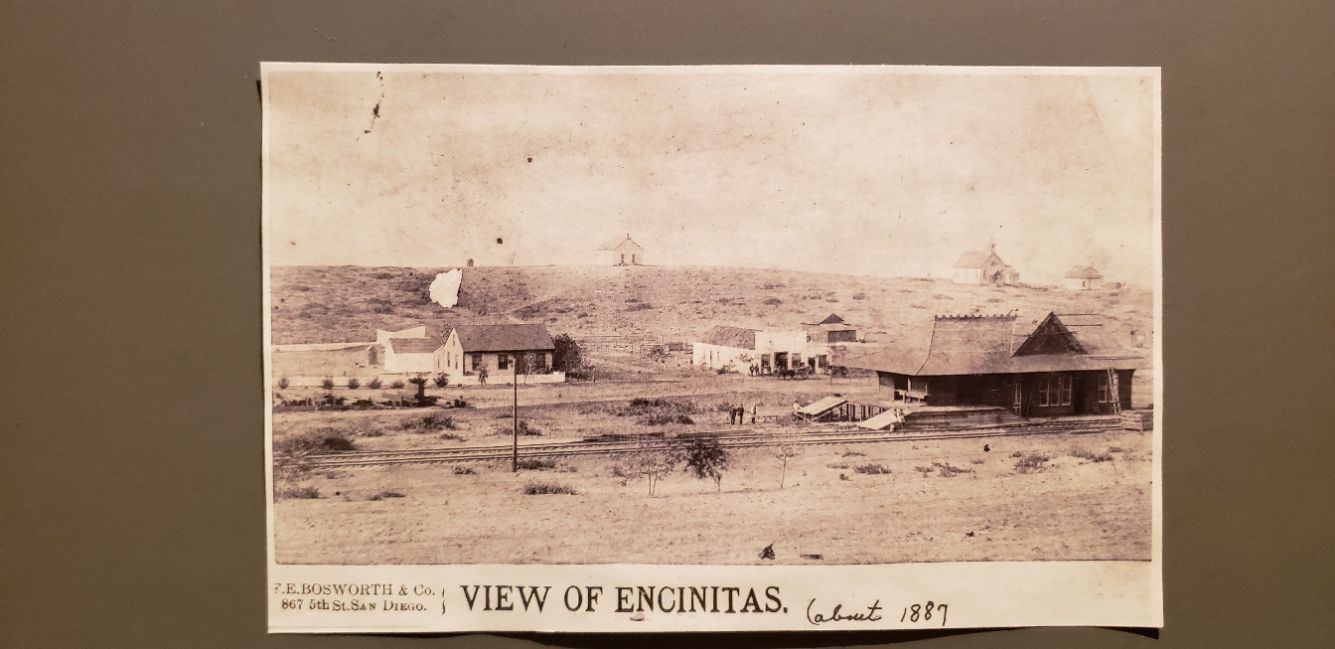 A black and white photo of the view of encintas
