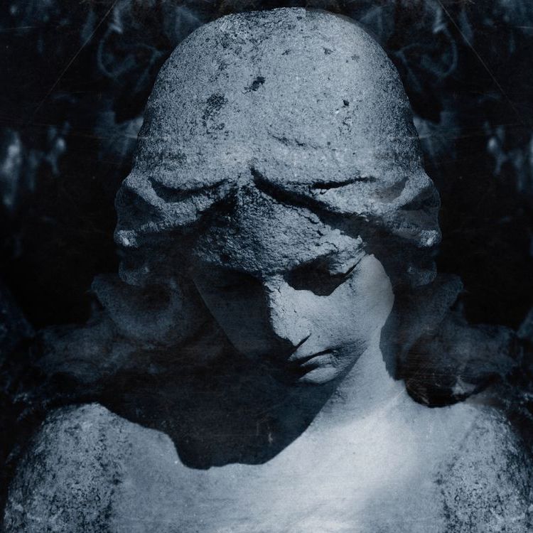 A black and white photo of a statue of a woman