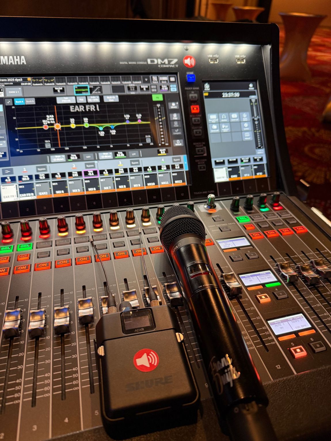 Een microfoon staat bovenop een mixer met de tekst dmz