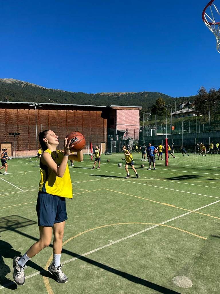 Un gruppo di persone sta giocando a basket su un campo.