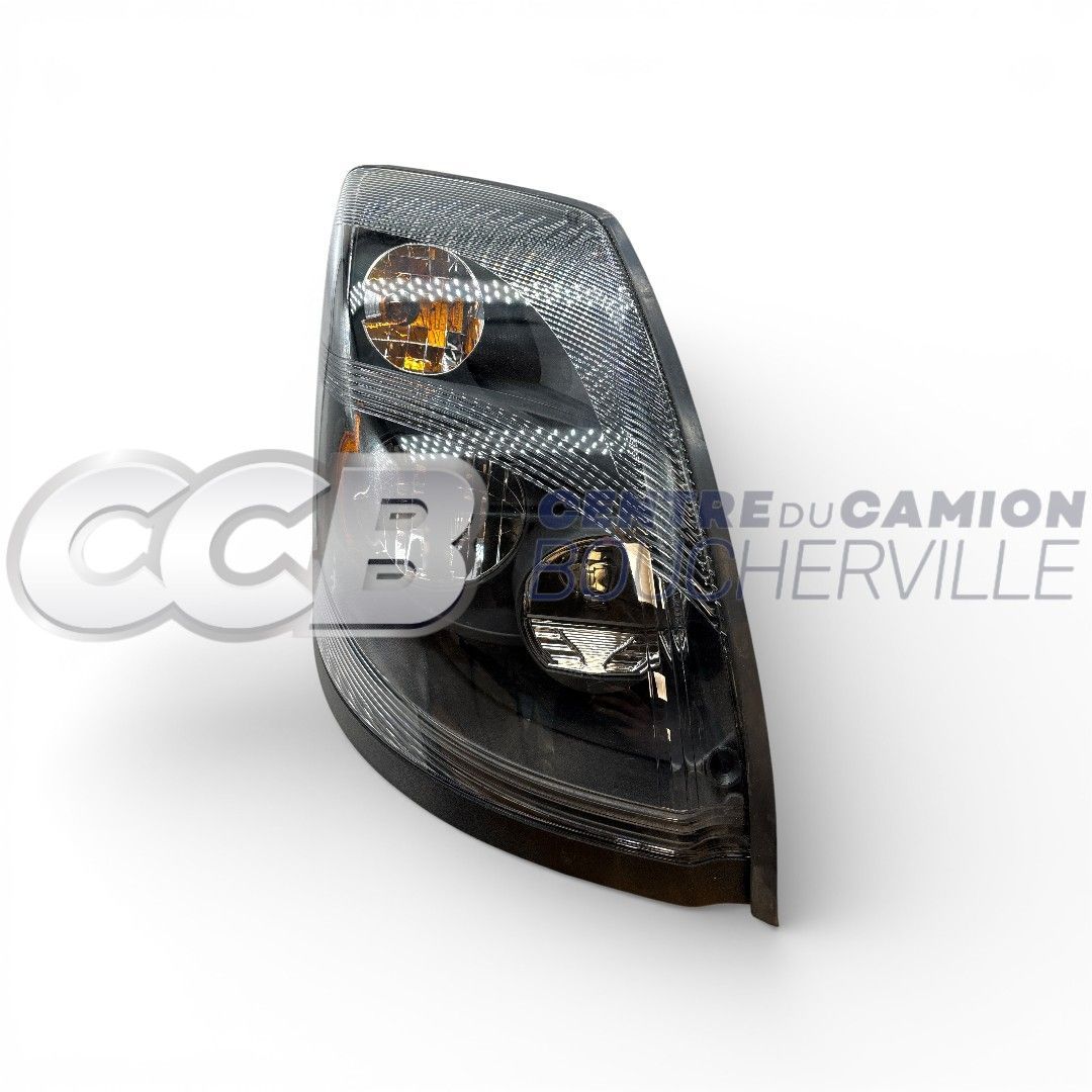 Un bloc optique de remplacement pour camion poids lourd, comprenant un boîtier foncé et une lentille transparente.
