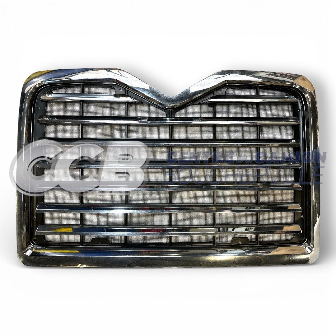 Calandre chromée de camion avec un motif de grille rectangulaire et un bord supérieur central cranté sur fond blanc.