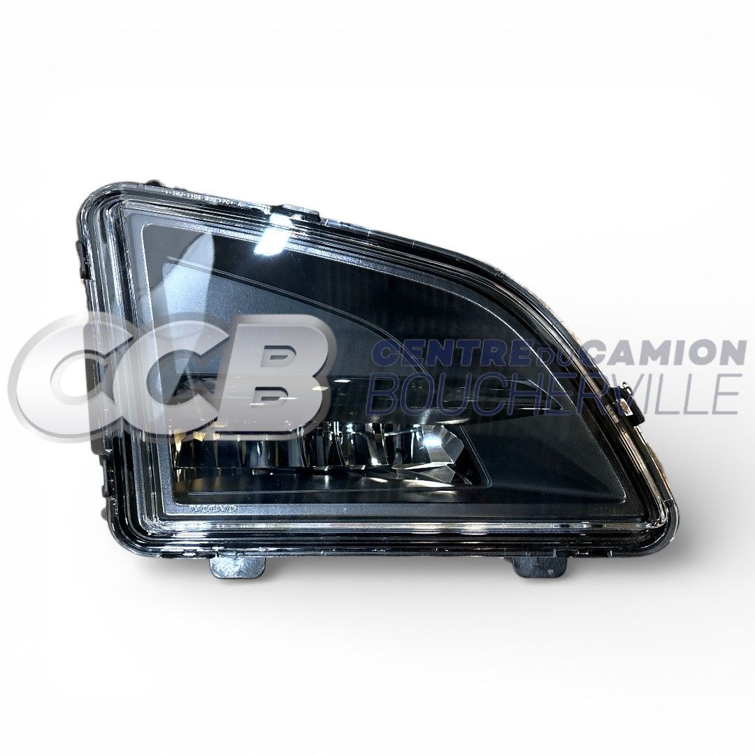 Un bloc optique antibrouillard automobile noir avec lentille transparente et boîtier LED interne sur fond blanc.