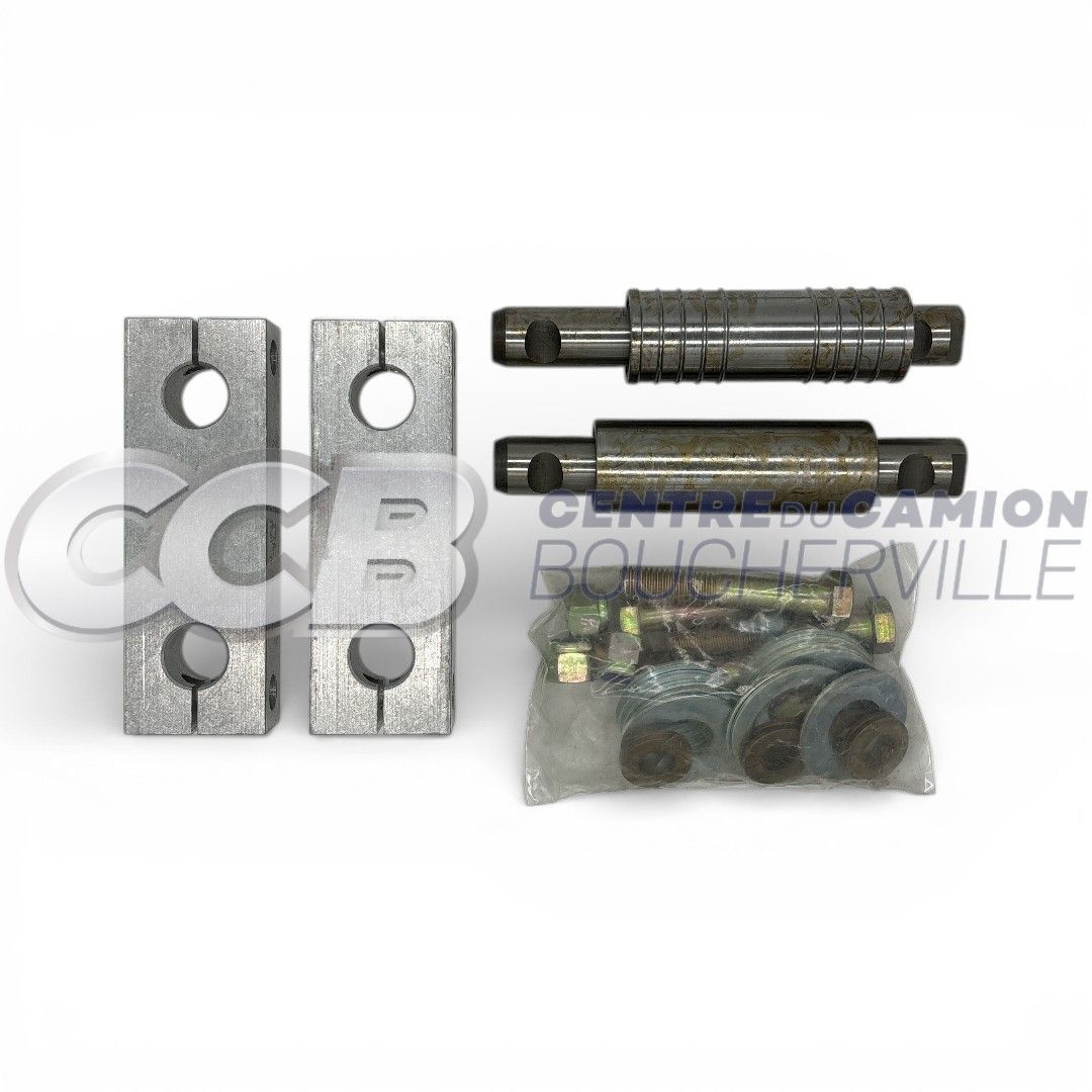 Un kit de manille de suspension métallique pour camion, comprenant deux supports, deux goupilles cylindriques et un sachet de visserie, sur fond blanc.