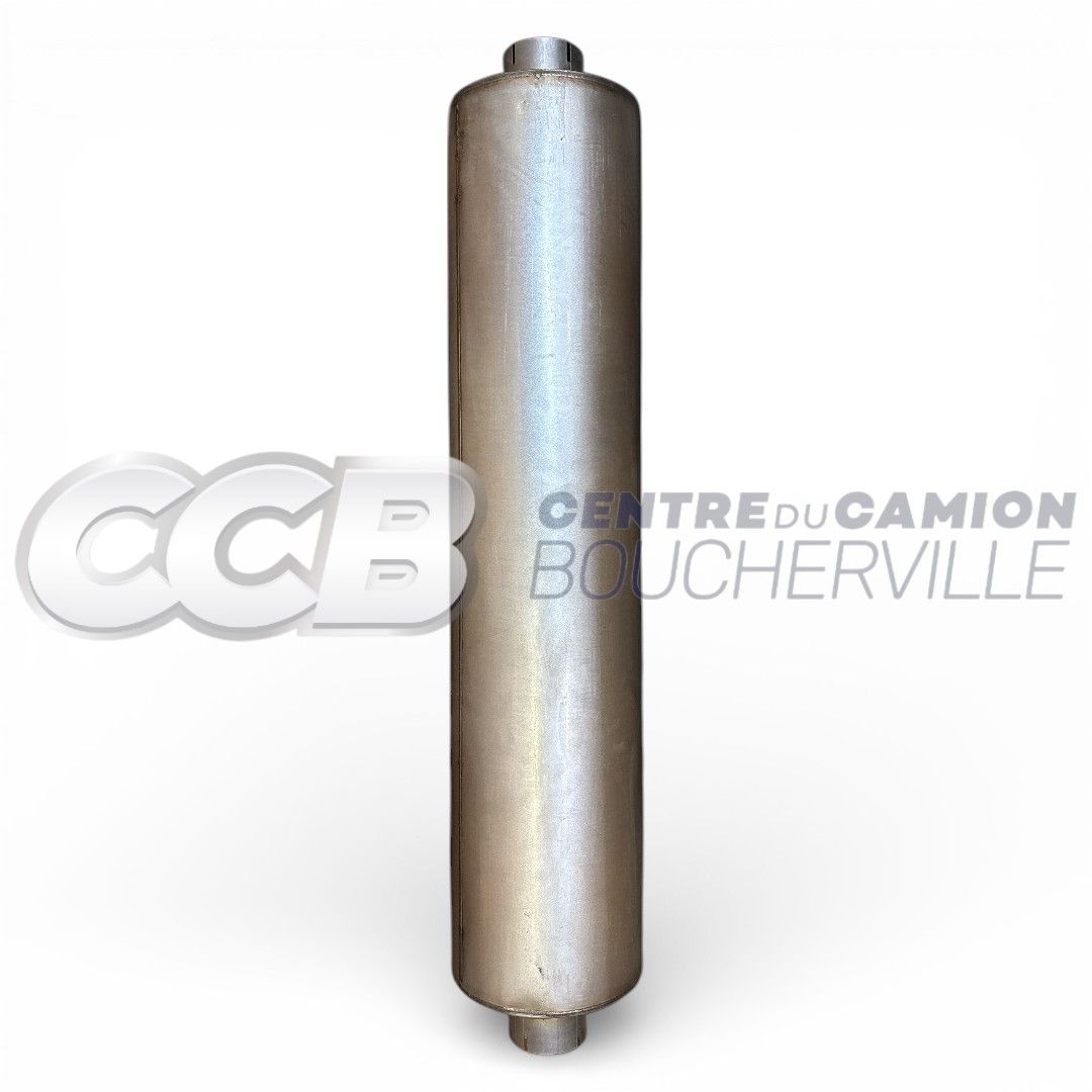 Un pot d'échappement cylindrique vertical de couleur argentée pour camion, avec de courts tuyaux à chaque extrémité, présenté sur fond blanc.