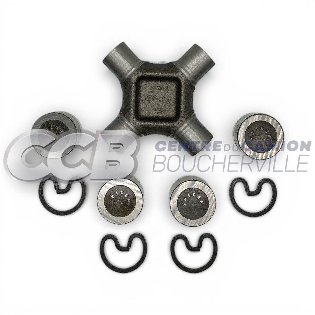 Un kit de joint universel comprenant une croix centrale, quatre chapeaux de roulement et quatre circlips sur fond blanc.